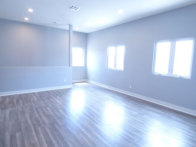 Building Photo - 1923 Holly Dr