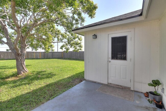 Building Photo - 7605 Cougar Dr