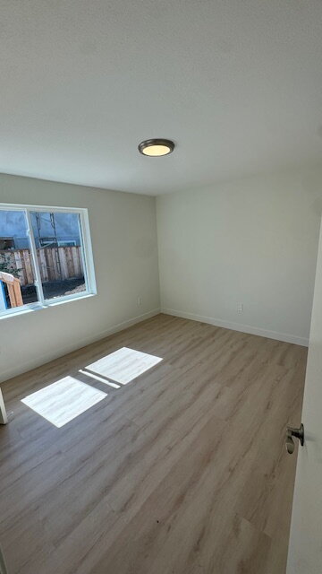 Building Photo - Move-in special: 50% off first month! **Br...