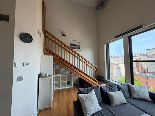 Building Photo - Private Rooms Available in Downtown Condo | Flexible Lease Terms