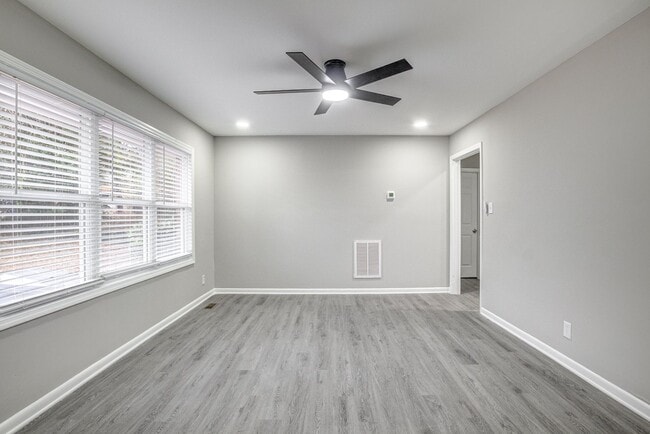 Building Photo - 2 Bed 1 Bath walking distance to downtown Chapel Hill and UNC