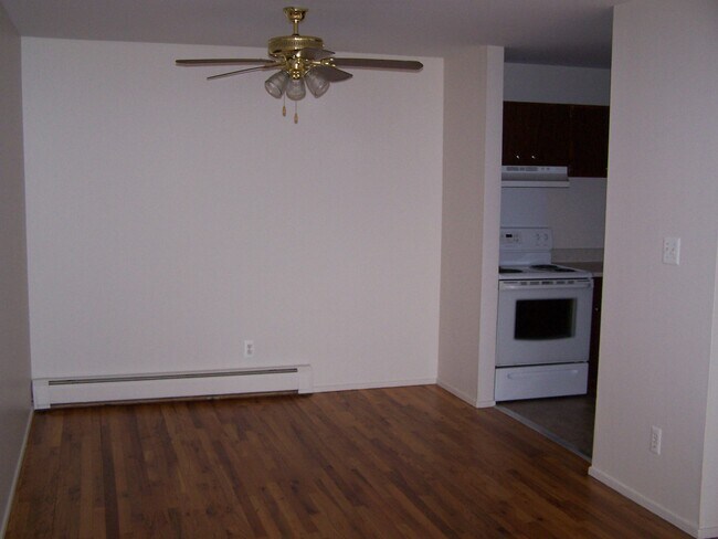 D ining Ell - 227 Twelve Mile Rd