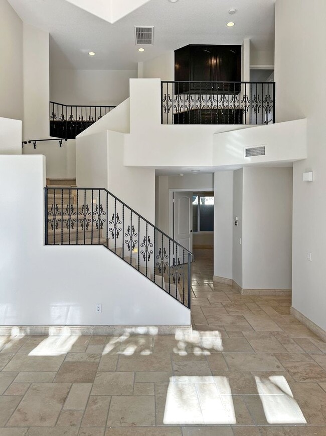 Building Photo - Beautiful Marina Hills Home!