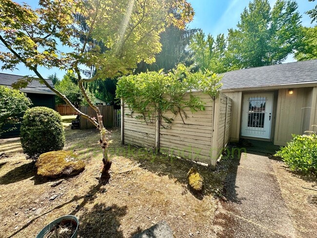 Building Photo - Gorgeous 4 Bedroom 2 Bath with Fully Fence...