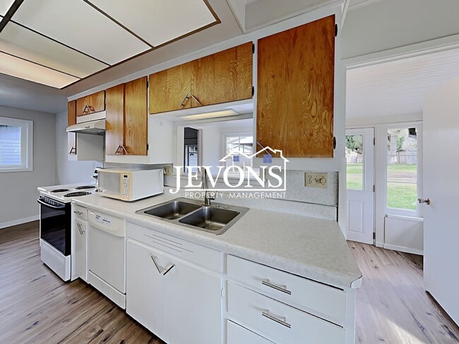 Building Photo - Jevons Property Management Presents 3 Bedrooms, 2.5 Bathrooms Two-Story Single-Family Home in New...