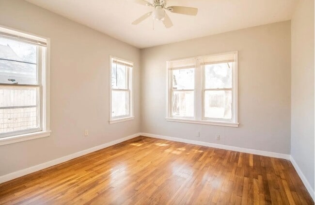 Building Photo - Great 3 Bedroom 1 bathroom house close to ...