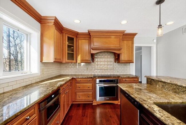 Building Photo - Beautiful Home surrounded by nature!