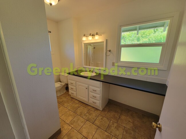 Building Photo - Awesome 3-Bedroom 1.5-Bathroom House in Ho...