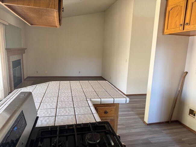 Building Photo - North Hilltop Home with 2 Car Garage