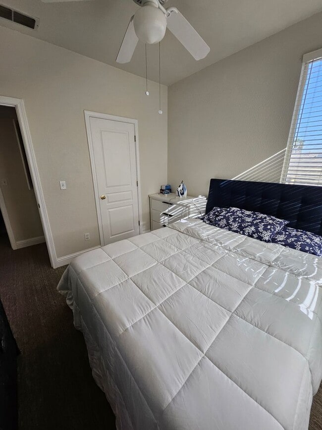 Building Photo - Beautiful 4/3  in Natomas w/ heated pool!