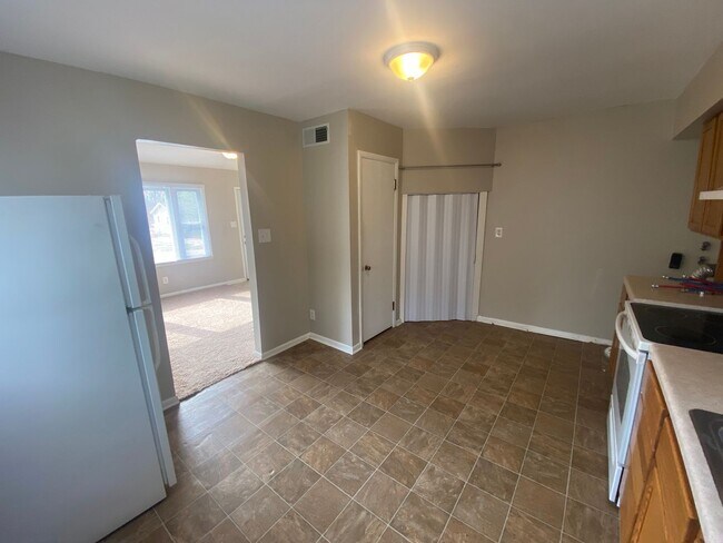 Building Photo - 2 Bedroom Home on South Union!