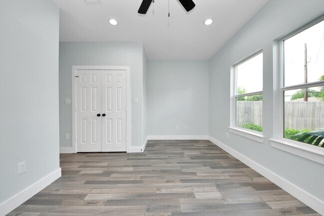 Building Photo - 7502 Sandle St