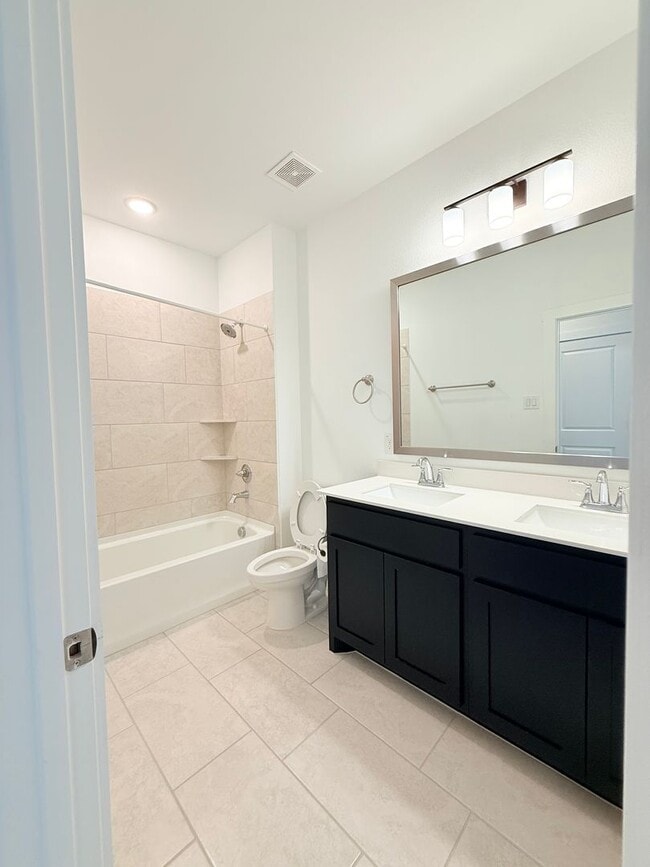 Building Photo - AVAILABLE NOW -Stunning 3-Bedroom Townhome Overlooking Greenbelt in Plano ISD 600 Collier Drive