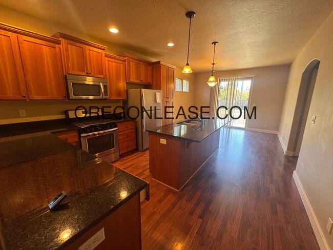 Building Photo - 2015 build 3 bed 2 bath North Eugene Home