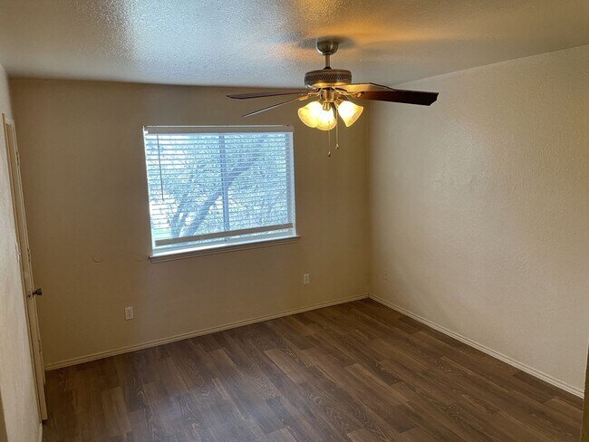 Building Photo - 826/828 Sagewood