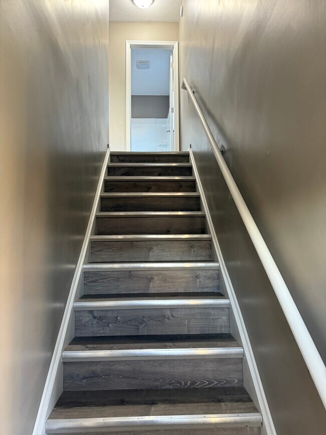 Building Photo - 1881 Lakeview Dr