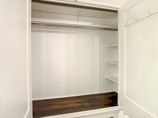 Building Photo - Charming Three bedroom one bath with huge backyard