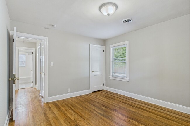 Building Photo - Adorable Home, Harwood Floors and Convenie...