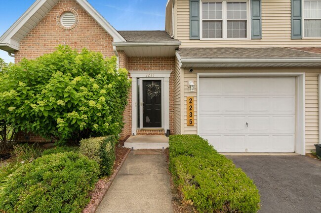 Building Photo - 2235 Briarwood Dr