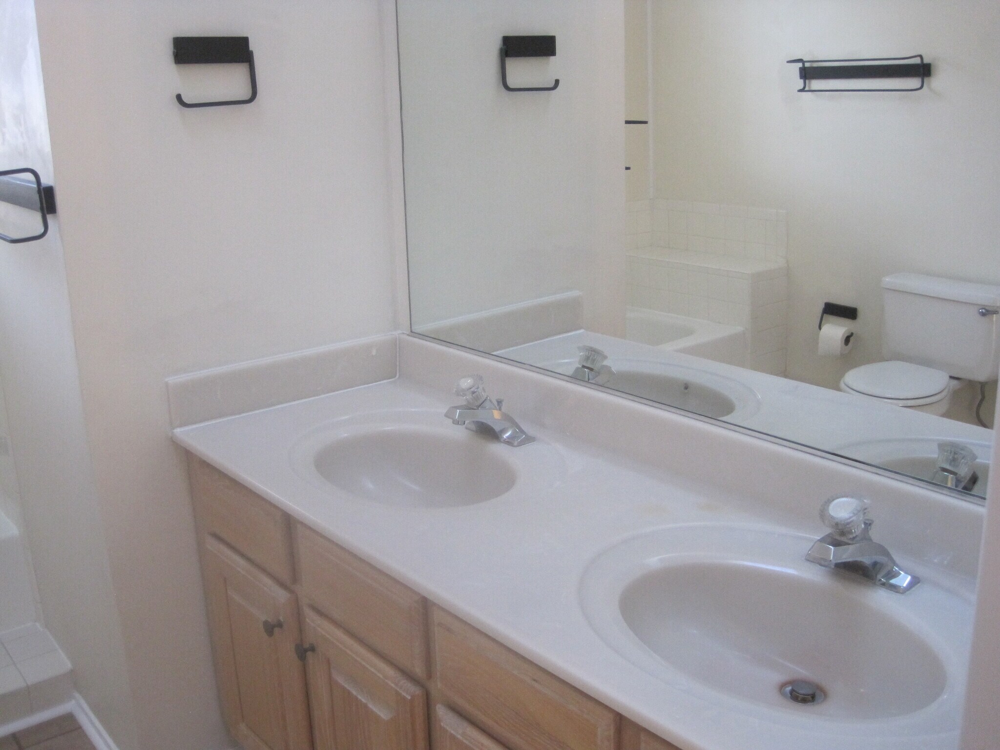 Building Photo - 2470 Ridgehampton Ct