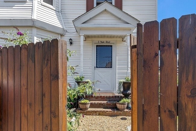 Building Photo - Unique, Renovated 2-Bed Apartment in Quiet...