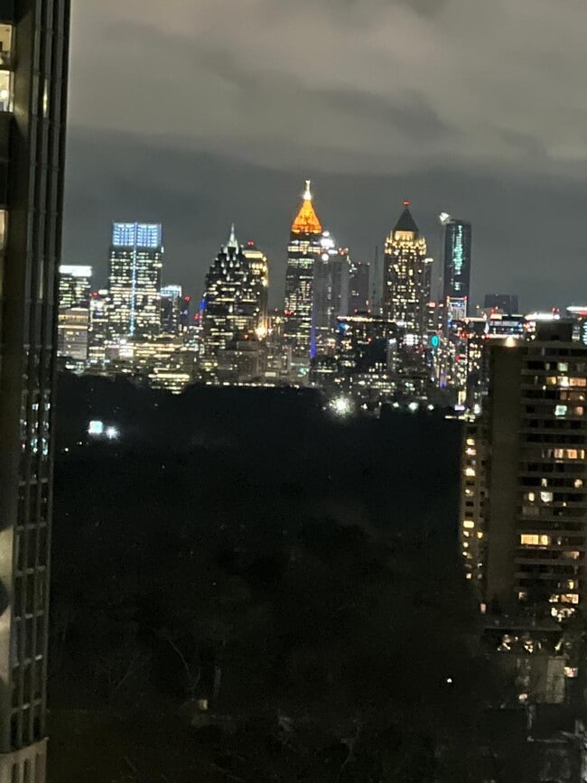 Building Photo - 2870 Pharr Court South NW