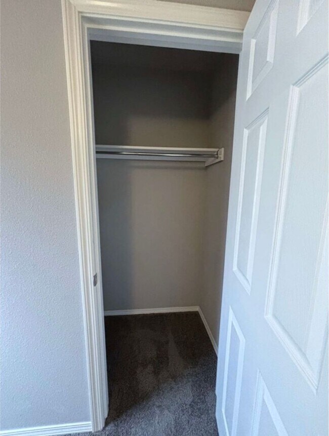 Building Photo - 3/2 in Hickory Creek!