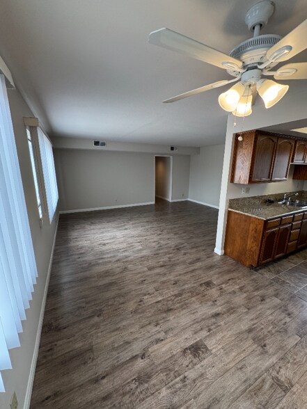 Building Photo - 515 E Elmwood Ave