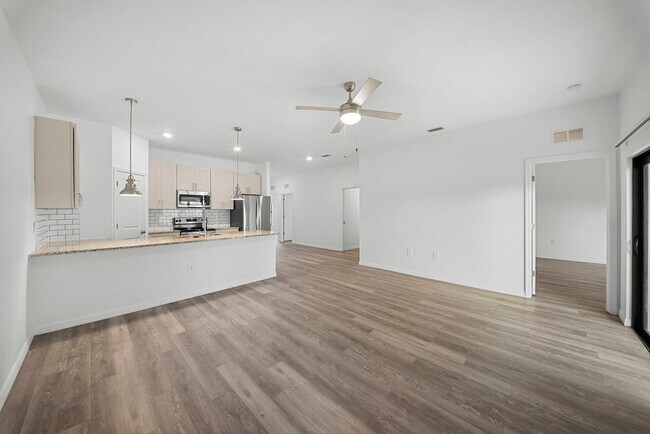 Building Photo - 26483-26483 Sandhill Blvd