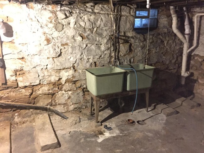 Building Photo - 1124 4th Ave