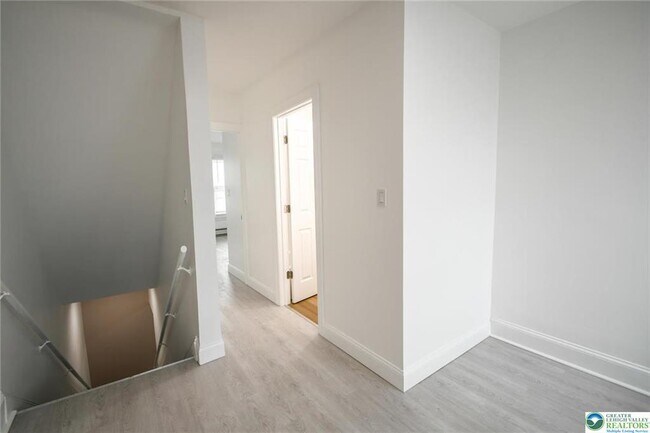 Building Photo - 459 Linden St