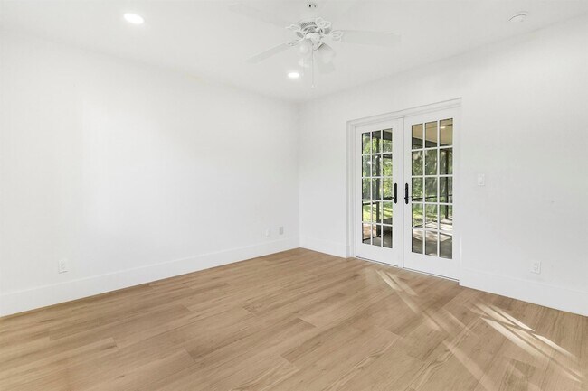 Building Photo - 1009 Alamanda Dr