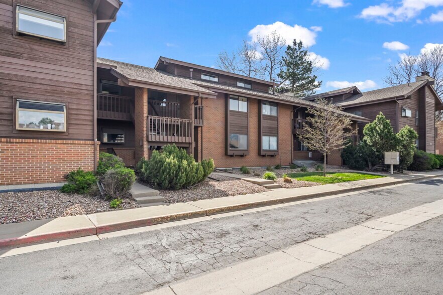 Building Photo - 501 Manhattan Dr