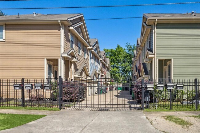 Building Photo - 2624 Detering St