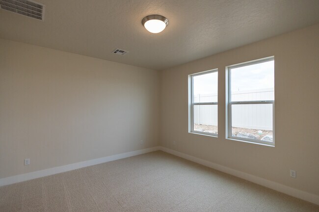 Building Photo - 5558 W Aralia Dr