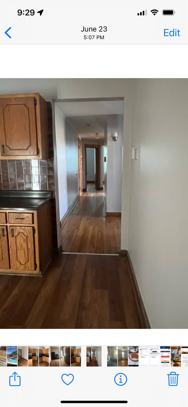 Building Photo - 933 W Sheridan Rd