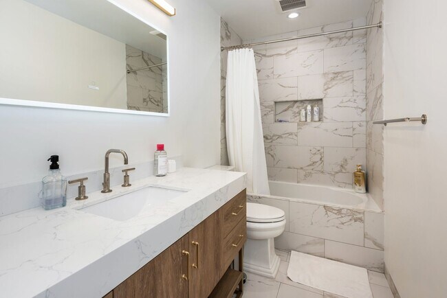 Building Photo - Furnished Coastal Rental | Available September 15 – April 15
