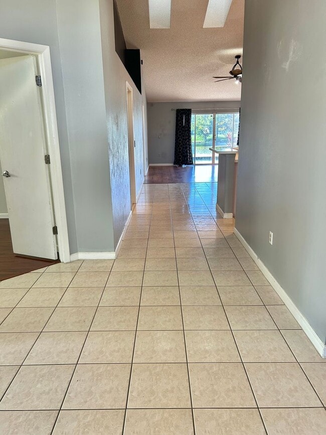 Building Photo - Waterfront Pool Home in Waterford Lakes