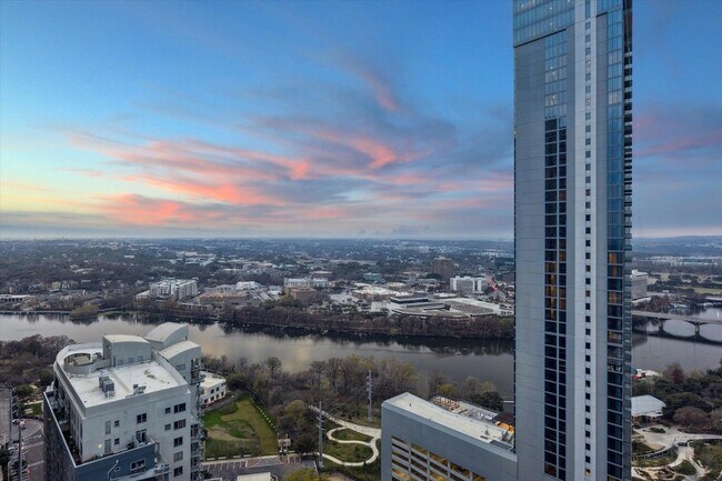 Building Photo - 610 Davis St