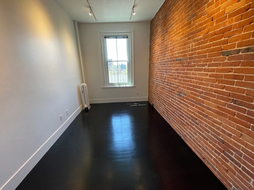 Building Photo - 254 W Newton St