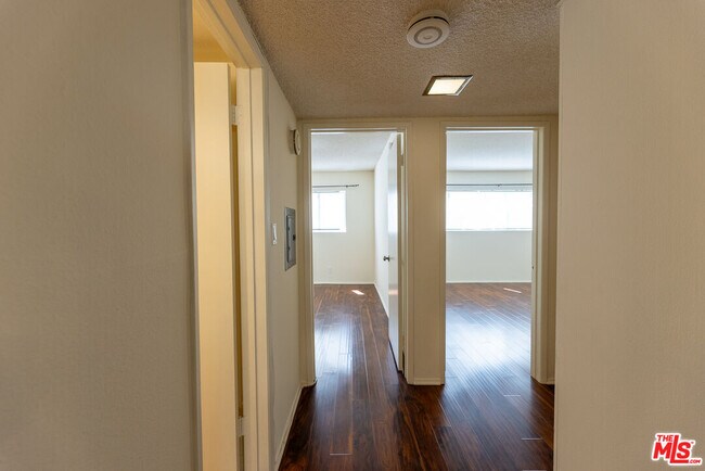Building Photo - 5330 Zelzah Ave