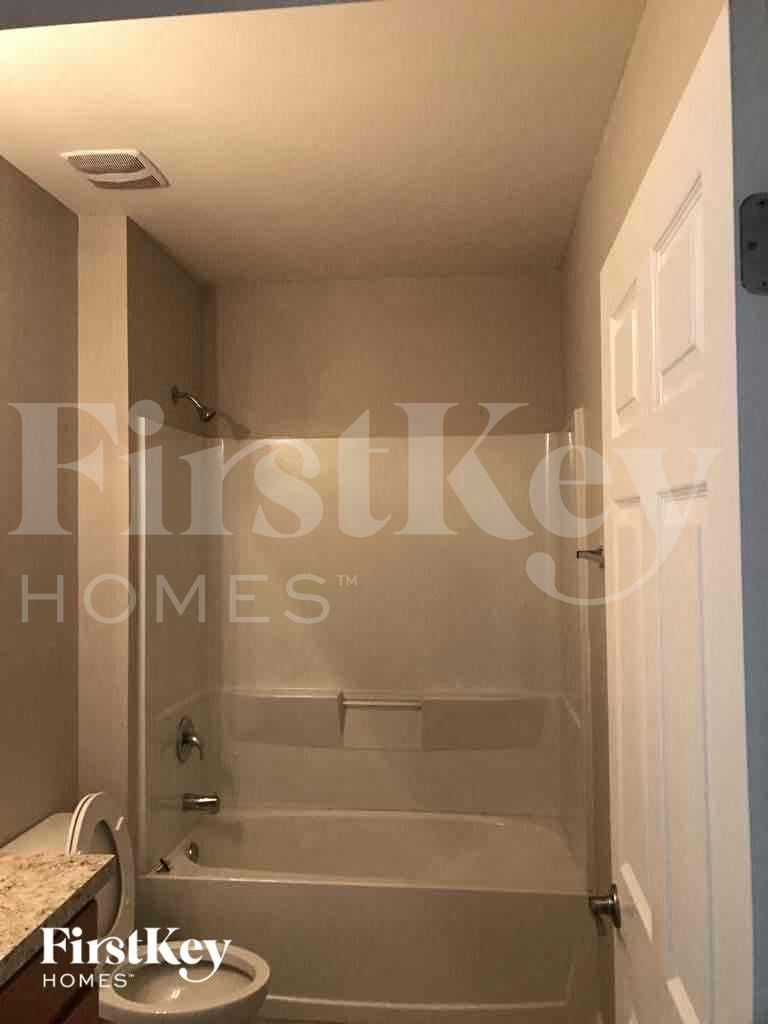 Building Photo - 220 SE 14th Terrace