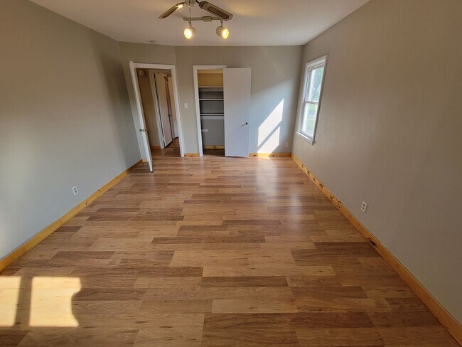 Building Photo - AVAILABLE AUGUST 15th - 4 Bed 3 Bath w/ Spacious Back Deck - SHORT TERM LEASE TILL END OF APRIL