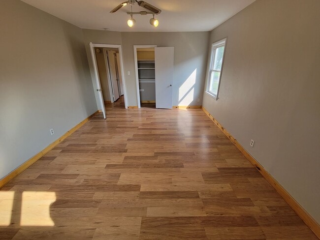 Building Photo - AVAILABLE September 1st- 4 Bed 3 Bath w/ Spacious Back Deck - SHORT TERM LEASE TILL END OF APRIL
