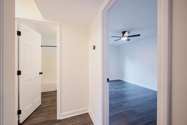 Building Photo - Move-in-ready 3 bed / 3 Full Bath In Louisville's Four Seasons — Fully Updated, No Carpet, Fiber ...