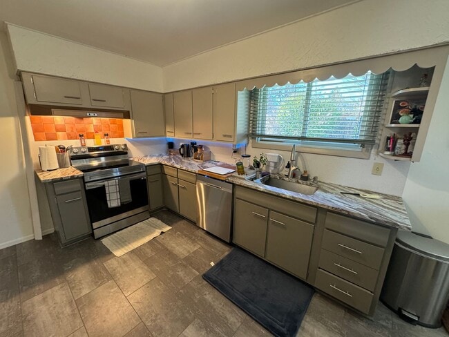 Building Photo - Private Lakewood Home