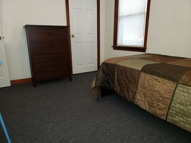 Building Photo - 4-5 bedroom home located on Oakland Ave, o...