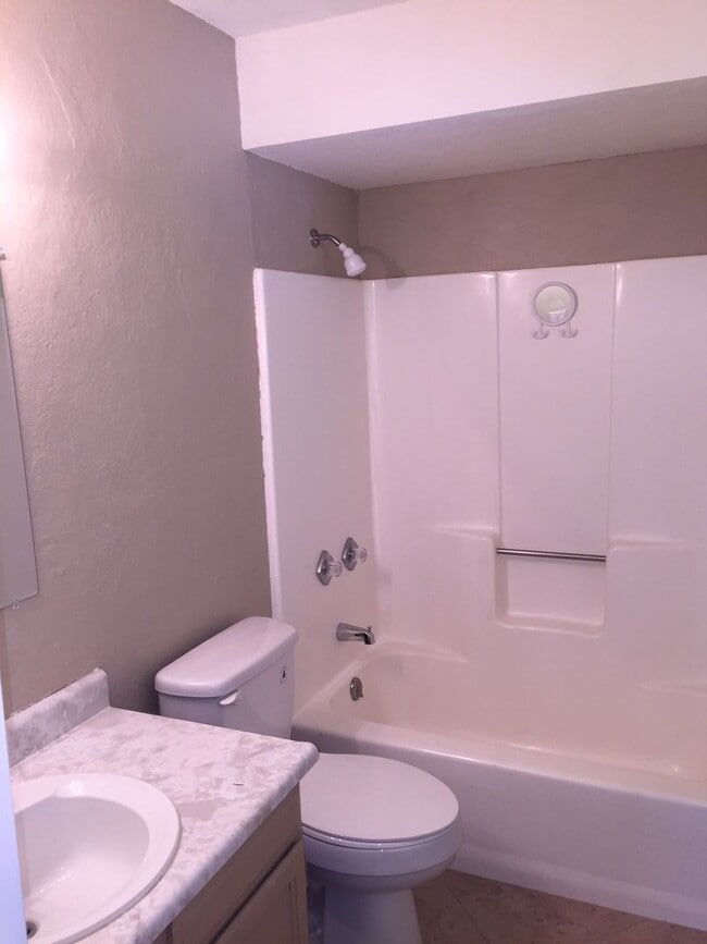 Building Photo - Centrally Located Home with Newer Energy E...