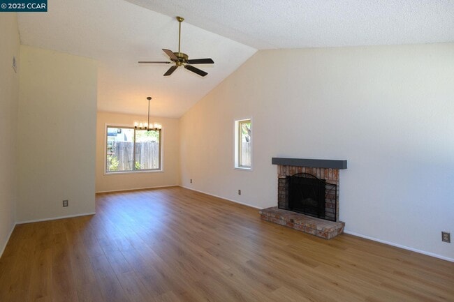Building Photo - 555 Willow Ct