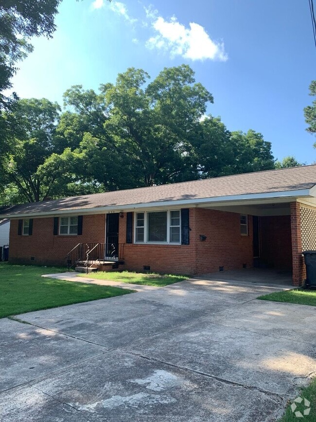 Building Photo - Your Next Home Awaits! 3 Bed/2 Bath Near J...